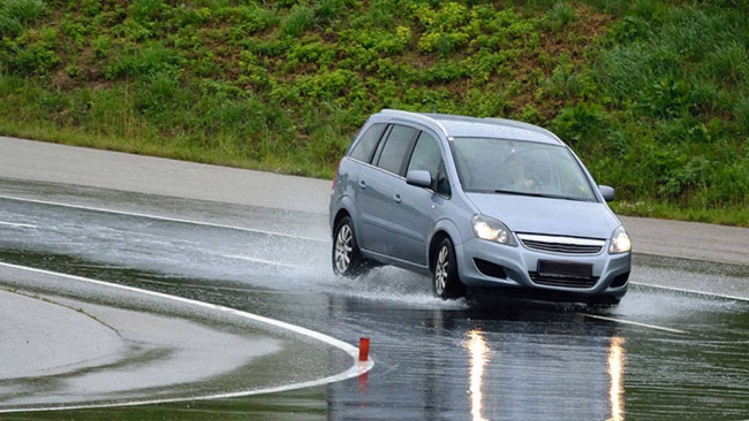 5-things-you-shouldn-t-do-when-driving-in-the-rain-bhpetrol